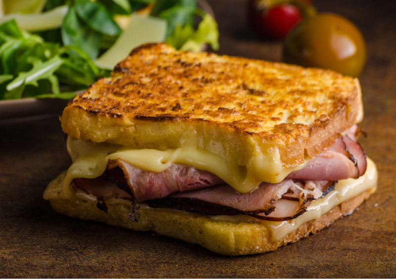 Tost z szynką i serem